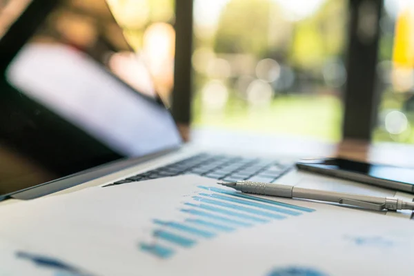 Financiële grafieken bij laptop op tafel. (Gefilterde afbeelding pr — Stockfoto