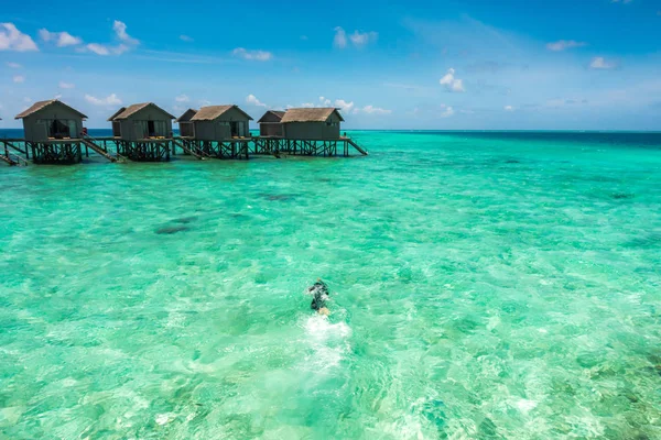 Güzel tropikal Maldivler resort otel plaj ve mavi wat ile — Stok fotoğraf