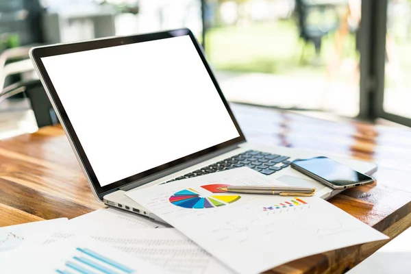 Gráficos financeiros na mesa com laptop  . — Fotografia de Stock