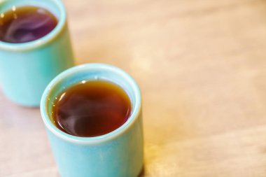 Ahşap masa üzerinde Japon çay