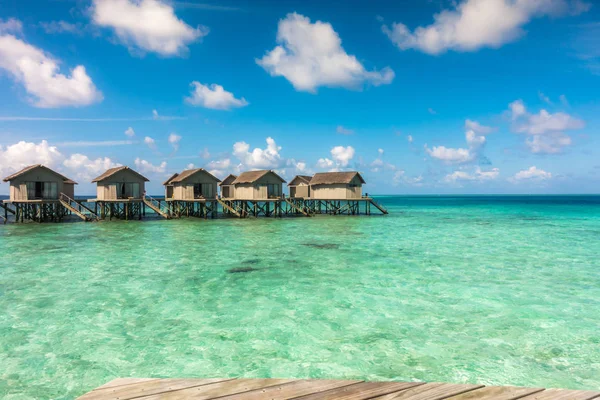 Güzel tropikal Maldivler resort otel plaj ve mavi wat ile — Stok fotoğraf
