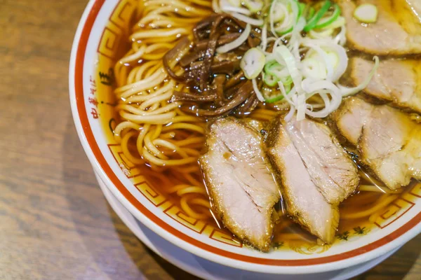 Macarrão ramen japonês na mesa — Fotografia de Stock