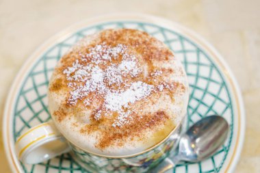 Ahşap masadaki Latte Kahve Sanatı