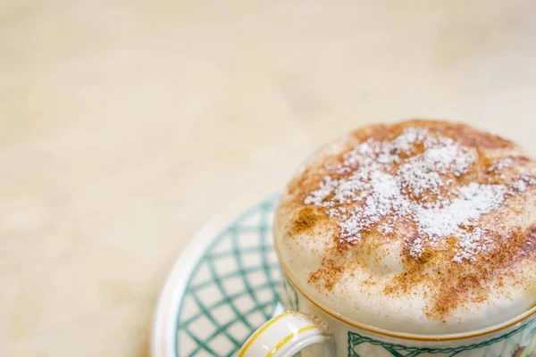 Latte Coffee art a fa asztalon — Stock Fotó