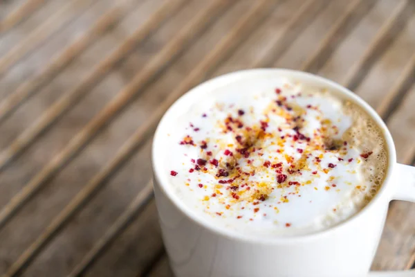 Latte Coffee Art auf dem Holztisch — Stockfoto