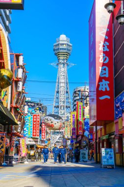 Osaka, Japonya - 30 Kasım 2015: Shinsekai Tsutenkaku Kulesi 