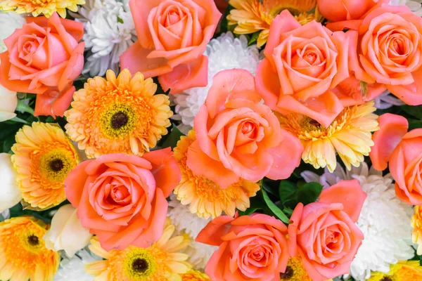 Όμορφα λουλούδια για την ημέρα του Αγίου Βαλεντίνου και σκηνή γάμου — Φωτογραφία Αρχείου