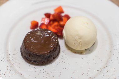 çikolata lav kek dondurma ile .