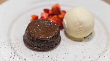 çikolata lav kek dondurma ile .