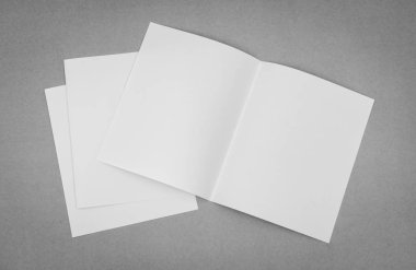 Bifold beyaz şablon kağıt gri arka plan üzerinde .