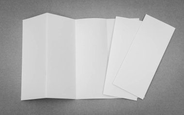 Dört - gri arka plan üzerinde beyaz şablon kağıt katlama .