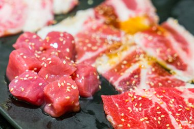 Pişmemiş çiğ et. .