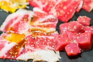 Pişmemiş çiğ et. .