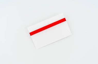 kırmızı kurdele bows kartıyla .