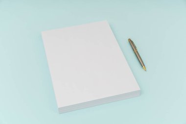 Boş afiş poster, broşür mockup, A4, bize-mektup, üzerinde kalem ile 