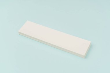 Mavi arka plan üzerinde boş hediye kartı .