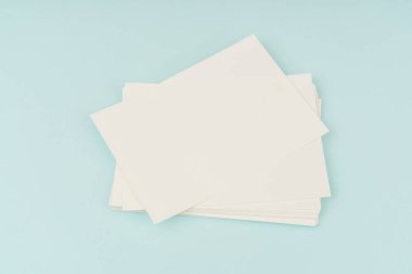 Mavi arka plan üzerinde boş hediye kartı .