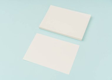 Mavi arka plan üzerinde boş hediye kartı .