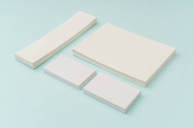 Mavi arka plan üzerinde boş hediye kartı .