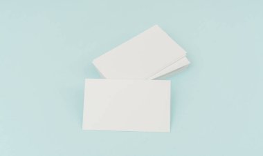 Mavi arka plan üzerinde boş kartvizit .