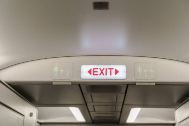 Uçakta acil çıkış (filtre uygulanmış görüntü işlenen vintage ef