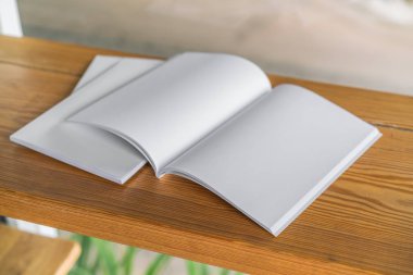 Katalog, dergi boş, sahte ahşap arka plan üzerinde kitap .