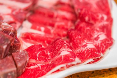 Pişmemiş çiğ et. .