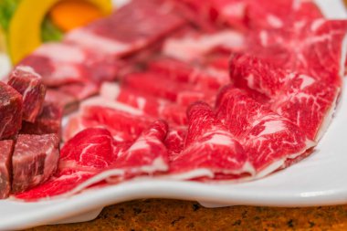 Pişmemiş çiğ et. .