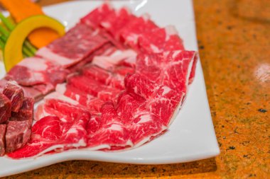 Pişmemiş çiğ et. .