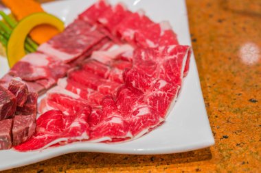 Pişmemiş çiğ et. .