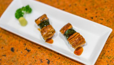 Japon yemekleri: yılan balığı balık suşi roll .