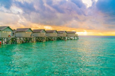 Tropikal Maldivler Adası'nda gün batımını güzel su Villa