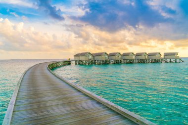 Tropikal Maldivler Adası'nda gün batımını güzel su Villa