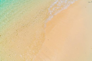 Güzel tropikal Maldivler ada beyaz kumlu plaj ve se ile