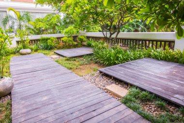 Yeşil bahçe için ahşap yol .