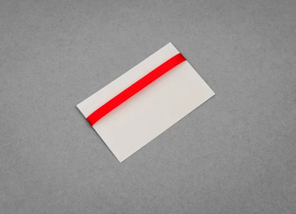 Karta s červené pásky luky . — Stock fotografie