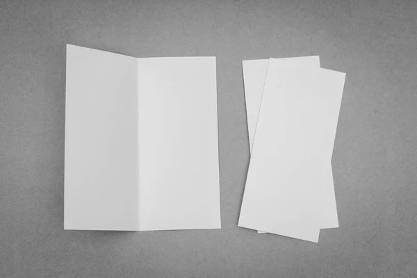 Bifold beyaz şablon kağıt gri arka plan üzerinde . — Stok fotoğraf