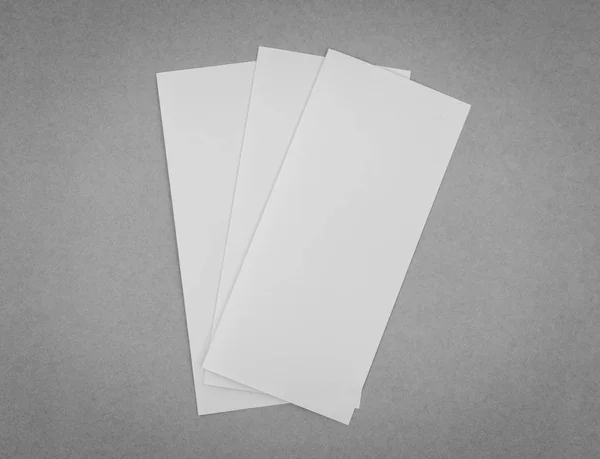 Papel modelo branco bifold no fundo cinza  . — Fotografia de Stock