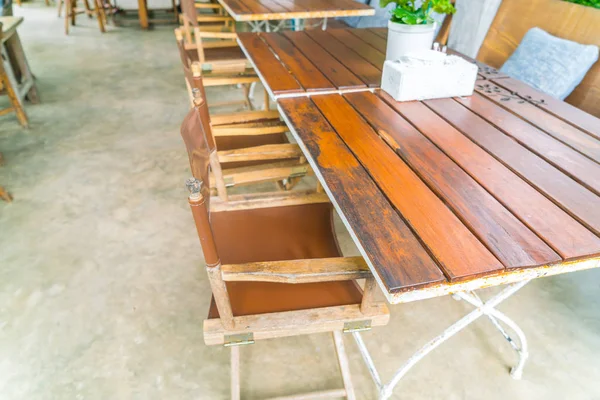Tafels en stoel in outdoor cafe restaurant . — Stockfoto
