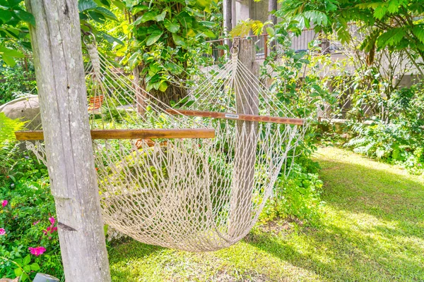 Weiße Hängematten im Garten . — Stockfoto