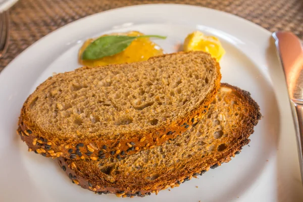 Friss kenyér szelet és büfé asztal vágókés. — Stock Fotó