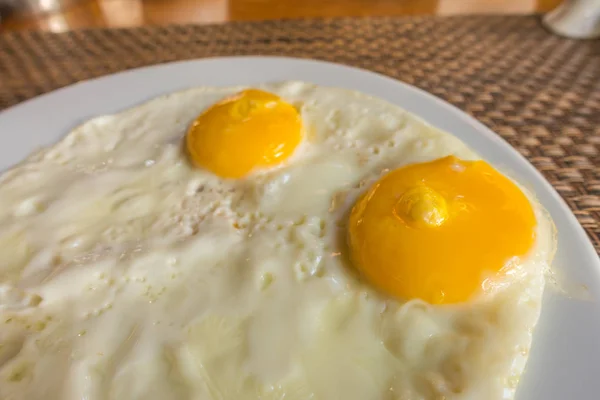 Жареное яйцо на белой посуде  . — стоковое фото