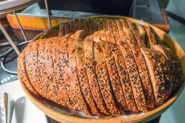 Rebanada de pan fresco y cuchillo de corte en la mesa en buffet . — Foto de Stock