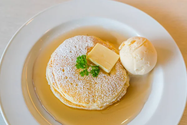 Pfannkuchen mit Eis auf dem Tisch . — Stockfoto