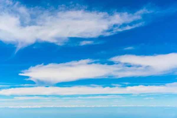 Хмара в блакитному небі  . — стокове фото
