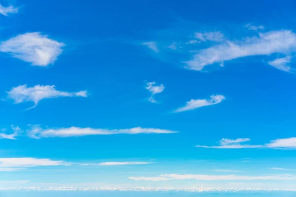 Wolken am blauen Himmel . — Stockfoto