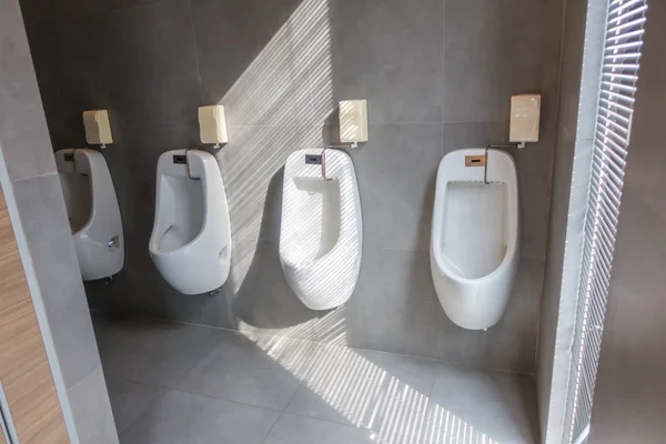 Interieur van de mens openbaar toilet . — Stockfoto
