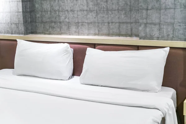 Удобные подушки и кровать  . — стоковое фото