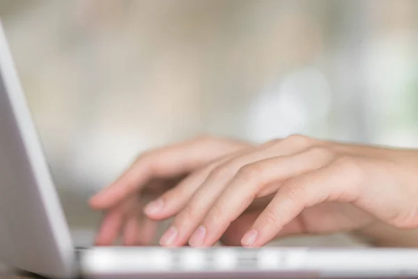 Close-up van het bedrijfsleven vrouw hand typen op laptop toetsenbord . — Stockfoto