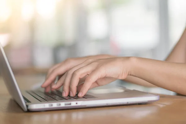 Primer plano de la mujer de negocios escribiendo a mano en el teclado del ordenador portátil . —  Fotos de Stock